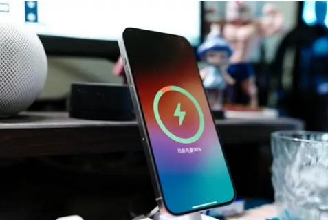 仙桃苹果15换屏服务分享用什么充电器给iPhone15充电更好 